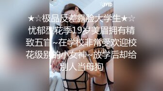 漂亮女友化好妆突然说不带她逛街了，躺在床上生闷气，拿大鸡巴哄她也不开心，软磨硬泡好一会儿才给口！