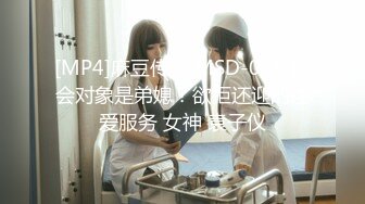 拳交女孩颜值不错玩的好嗨，性感无毛逼大号假鸡巴，口交爆菊拳交蹂躏骚穴，高潮不断尿尿给狼友看