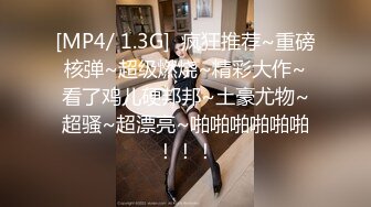 棒球服活力美女身材超赞,亲戚来了不方便大秀,脱了上衣看看奶凑合下