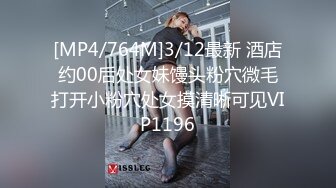 漂亮轻熟女 关起 怕啥被谁看见 快过来干逼逼 身材苗条 手机打着灯操逼 貌似老熟人被无套输出