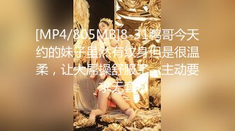 颜值女神TS兮兮 性感黑丝袜，被大腹便便富豪约，两人互撸对方的鸡巴，富豪坐在上面骑乘，美妖肏得好爽啊！