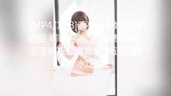 酒吧女厕手电补光偷拍黑丝美女阴毛经过精心修剪过的的极品小嫩鲍