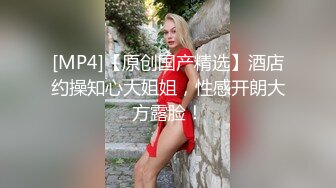 米色衣同學 躲在学校女厕所等待下课铃声响起女学生一群一群的来献逼