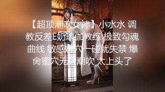 还是少妇会勾人，对着镜头跟大哥舌吻，喂大哥吃奶子，性感的情趣内衣让大哥舔逼，无套抽插多体位爆草内射了