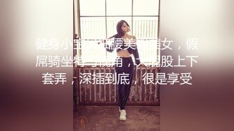 跪在床边吃鸡巴的绝美少妇