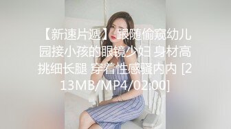 丰满肉肉的长发熟女大姐，目测40多岁，妖娆紫薇，大肥屁股小J8插不到底