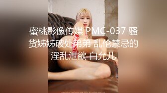 [MP4]糖心出品 美女空姐下班酒吧买醉 穿上黑丝制服找单男寻欢 干粉红的小嫩B