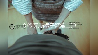 [MP4/ 351M] 性感红唇骚女两男一女淫乱啪啪，非常迫不及待快过来呀，双屌左右一起交还说真好吃