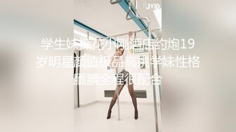 和女友在外面的车里直接做了起来