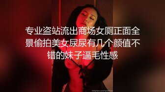 逛超市碰到屁股圆溜溜清纯的美女，尾随她上厕所偷拍，阴毛挺旺盛的啊！