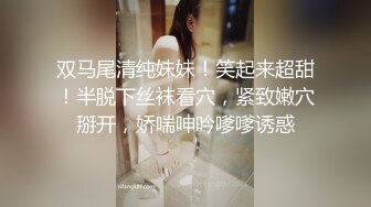 长相文静无毛白虎眼镜妹子道具自慰，撩起裙子露逼跳蛋塞入，按摩器震动阴蒂娇喘，跪在沙发上抬腿从下面震