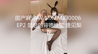 看着像贤妻良母的小少妇跟老公酒店啪啪偷拍，脱光光叉开双腿让老公玩弄鲍鱼，胸大求插把风骚一面完全显露，真实刺激