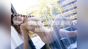 科技园女厕格子裙黑打底清纯小美女 两片湿滑的红嫩唇缝看着馋人