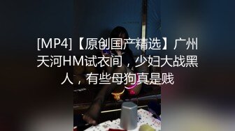 ✿群P小骚妻✿享受后入的同时当然嘴里也不能闲着啦，这个姿势是真的涨的我满满的，不知道啥感觉，身上麻，特别麻