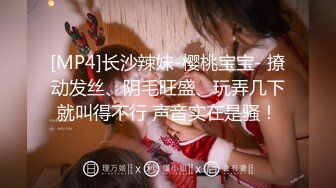 商场专柜一路跟踪抄底漂亮美女 竟然没穿内裤 看到她的嫩毛B了 爽！