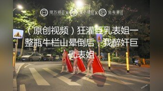 身材颜值都很哇塞的小骚骚，全程露脸跟狼友互动撩骚，听狼友指挥脱光穿上性感的黑丝诱惑，道具抽插骚穴尿尿