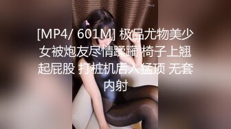 《极品CP?魔手?外购》美女如云酒吧女厕逼脸同框偸拍多位都市靓妹方便，短发美女用手机给私处拍照发给网友