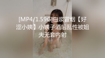 外站新流出商场女厕双角度侧后偷拍牛仔裤妹子裤上这么大块标签也不撕掉