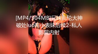 餐厅女厕全景偷拍牛仔裤美女毛毛逼阴唇还不算太黑