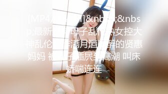 肉嘟嘟童颜巨乳美少妇，道具深插自慰来回抽插喷尿