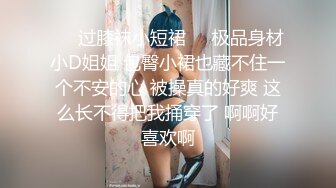 黑衣小姐姐踮起脚尖拉屎，将逼逼和屁眼毫无保留暴露在镜头下