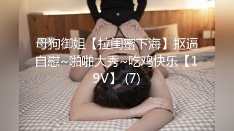 女友带我去买衣服然后在试衣间给我口，狂野的反差婊，吃鸡的饥渴样，像八百年没吃过鸡一样！