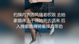 调教淫荡骚女友，全程露脸白丝情趣扒光了吃那玩逼