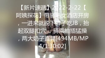 大哥邊打電話邊後入推車,妹子在壹旁搞怪,不斷自己加快速度,大哥差點沒把持住