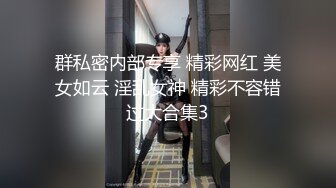 妹子边和舍友聊天边拍她们换衣服