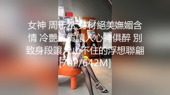 性感小骚货趁老公不在家喊前男友到家打炮,感觉不过瘾一边干一边用振动棒！