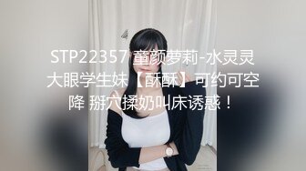 漂亮美女 牛仔裤开破洞 撅着屁屁被大鸡吧无套爆菊花 这么粉嫩的无毛鲍鱼都操腻了 内射