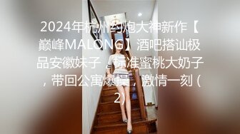 【原档首发】金发碧眼的蒂芙尼·沃森身着闪亮的黑色乳胶文胸，令人惊艳；