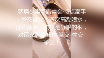 风骚学妹早上起来就开始舔鸡巴伺候小哥哥激情啪啪，全程露脸让小哥舔逼，无套蹭蹭就插进去了，旁边还有指挥