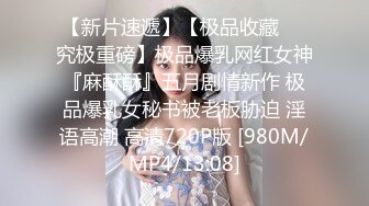 小小雀斑的可爱的大三小姑娘在学校操场正大光明给男友做口活。