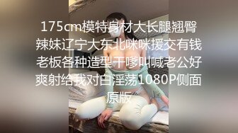 ❤️❤️19嫩妹妹，妈妈睡在旁边，被窝里偷偷玩穴，等妈妈睡着大尺度，舔假JB揉大奶，往骚逼里塞