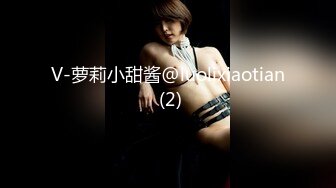 官方售价42元 车展网红美女主播车展采访时被CD无痕内裤中间湿了一块逆天大长腿让人流口水