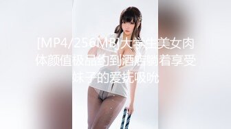 偷窥狂小哥写字楼女厕内偷拍漂亮的前台女职员，美腿清纯的模样，嫌厕所太丑了 捏住鼻子，被小哥全方位高清近距离偷拍