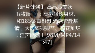 高筒皮靴长发美女尿尿像洒水壶一般