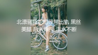 高颜值美女 舒服吗 舒服 穿开档牛仔紧身裤被大肉棒无套输出 内射