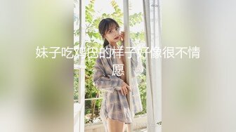 成熟美艳阿姨【蜜臀御姐】，车里随时放了两根大小鸡巴，骚逼磨蹭手刹，鸡巴插得骚穴淫水直流！