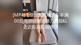 平时正经的人妻没想到也会来参加这种操逼聚会4P