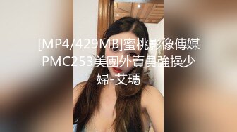 人妻榨汁机跟两个年轻小哥激情3P给狼友看