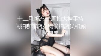 离异多年的朋友妈妈一边被后入爆操，一边和相亲对象聊着天，肥逼包裹的太紧，几次都差点射出来，太刺激了