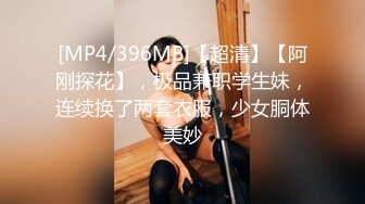 商场女厕蹲守粉衣黑裤眼镜美妇两片紧闭的细长红穴缝真想插进去