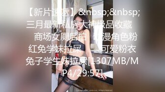 商城自动梯抄底几个少妇 丸子头美女气质真好 没想到还是蕾丝骚丁 貌似吃完饭跟客户再握手告别