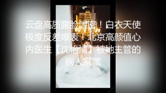 抄底漂亮少妇 旁边儿子这么大了 还穿蕾丝花边黑骚丁 大屁屁真肥