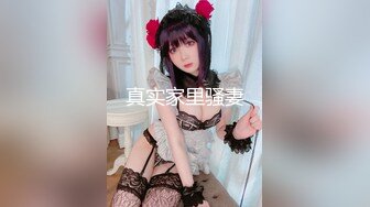 《极品CP✿魔手✿外购》美女如云餐饮店大神躲藏女厕逼脸同框偸拍数位小姐姐方便，被一个美女发现翻车了还好没有推门吓尿了