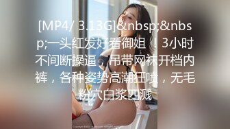 两男一女苗条妹子3P多种姿势激情大战，后面抱着屁股骑乘抽插，嗯嗯嗯好痛边操边口交，花样姿势操的一直呻吟